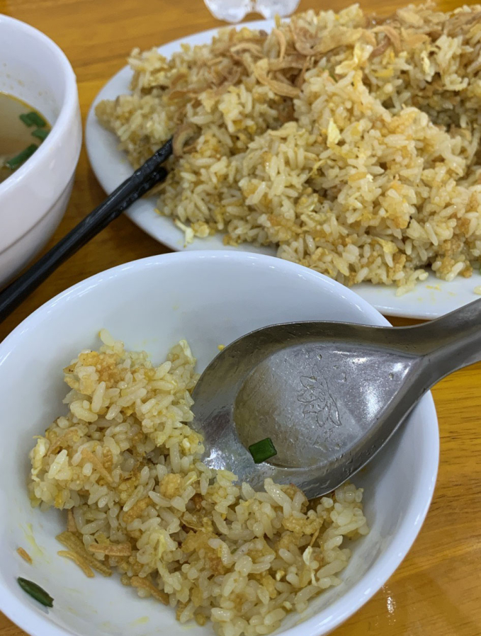 Suất cơm rang trứng 100k, đĩa hải sản 300k lèo tèo vài "cọng" ở Cát Bà khiến du khách thất vọng lên tiếng - Ảnh 4