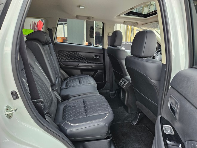 Giá Mitsubishi Outlander có 'đáy' mới: Bản tiêu chuẩn giảm còn 730 triệu, rẻ ngang Yaris Cross và Seltos - Ảnh 7