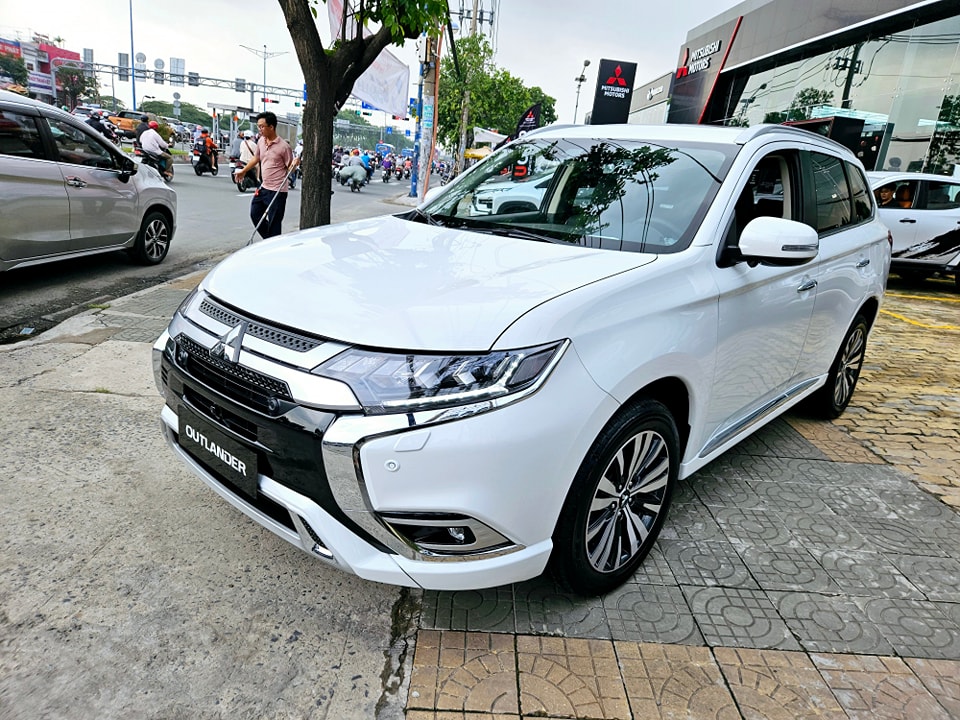 Giá Mitsubishi Outlander có 'đáy' mới: Bản tiêu chuẩn giảm còn 730 triệu, rẻ ngang Yaris Cross và Seltos - Ảnh 1
