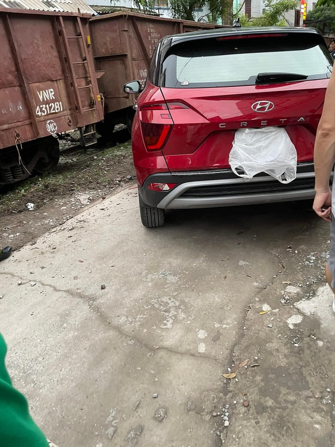 Đỗ ô tô sát đường tàu, chủ xe hớt hải chạy về nhưng không kịp: Hiện trường thê thảm - Ảnh 3