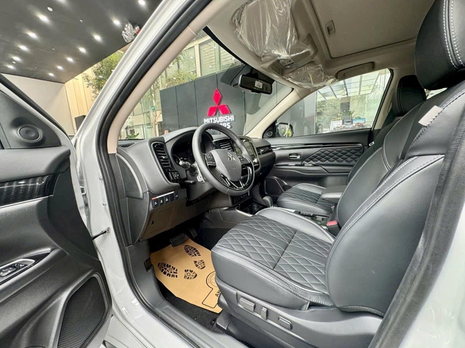 Đại lý xả kho lô Mitsubishi Outlander 2023 cuối cùng: Giảm tới 140 triệu đồng nhưng chỉ áp dụng cho phiên bản này - Ảnh 4
