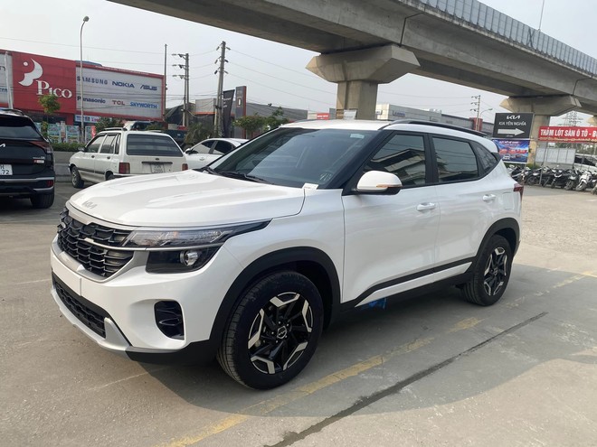 Chênh 11 triệu, mua Kia Seltos Deluxe hay Toyota Yaris Cross xăng, bảng so sánh này sẽ giúp bạn dễ quyết định hơn - Ảnh 1