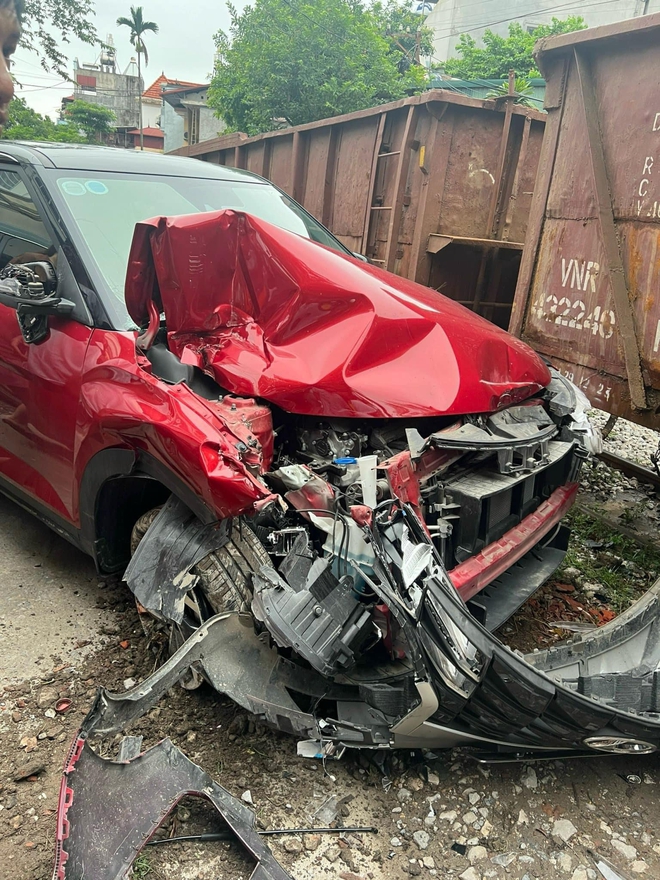 Hyundai Creta bị tàu hỏa đâm nát đầu khi đỗ cạnh đường ray, chuyên gia cho rằng chủ xe vẫn được bảo hiểm nếu đáp ứng một số điều kiện - Ảnh 3