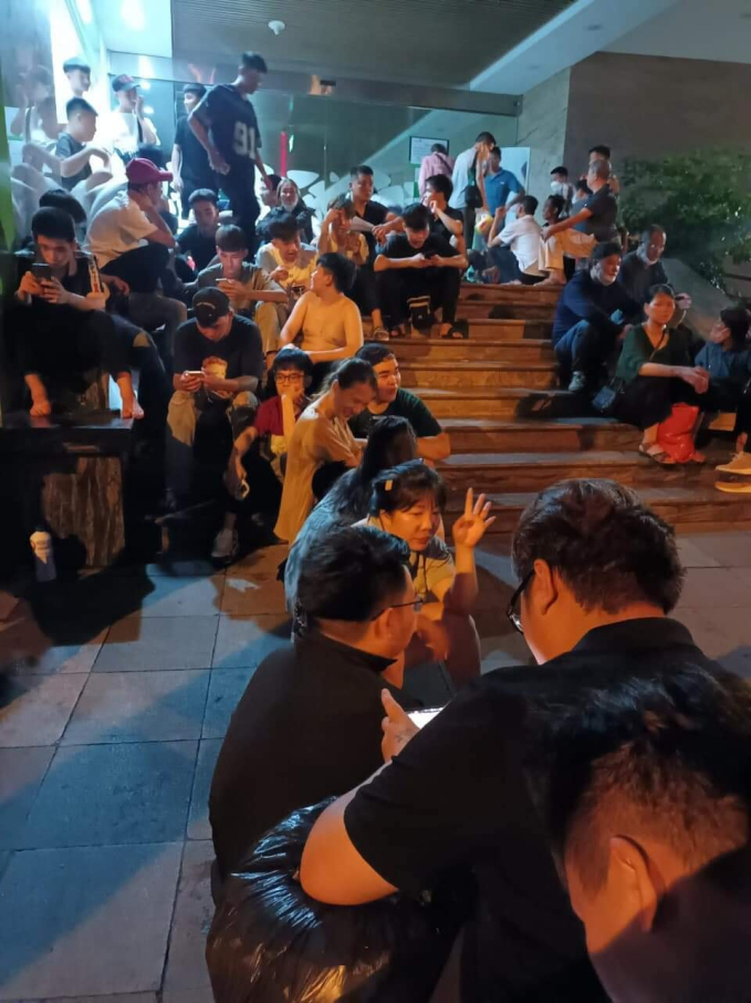 Người dân các tỉnh có mặt từ 4h sáng ở Hà Nội để mua vàng: Tắc nghẽn ngay từ ngoài cửa ngân hàng - Ảnh 1