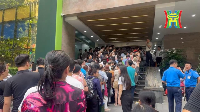 Người dân các tỉnh có mặt từ 4h sáng ở Hà Nội để mua vàng: Tắc nghẽn ngay từ ngoài cửa ngân hàng - Ảnh 4