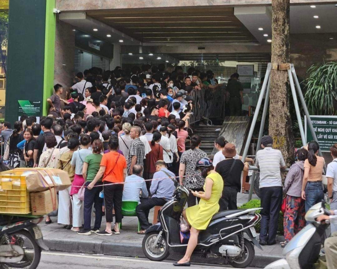 Người dân các tỉnh có mặt từ 4h sáng ở Hà Nội để mua vàng: Tắc nghẽn ngay từ ngoài cửa ngân hàng - Ảnh 2