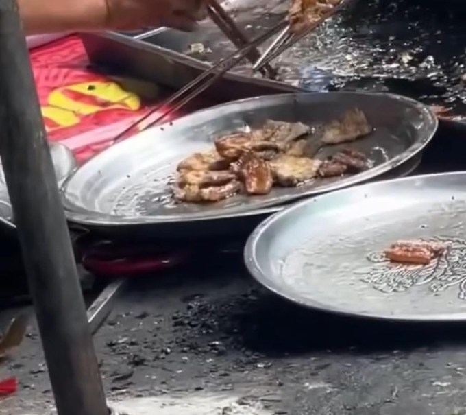 Rùng mình clip quán bún chả ở Hà Nội nhúng thịt xuống nước than lẫn nước mỡ đen ngòm rồi đặt lên vỉ nướng tiếp - Ảnh 2