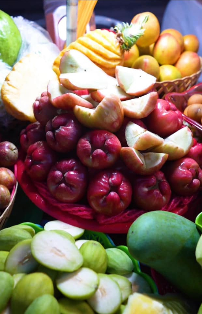 Khách Tây bị "chém đẹp" 200 nghìn/kg roi trên phố Hà Nội, đoạn kết càng thêm bức xúc - Ảnh 1