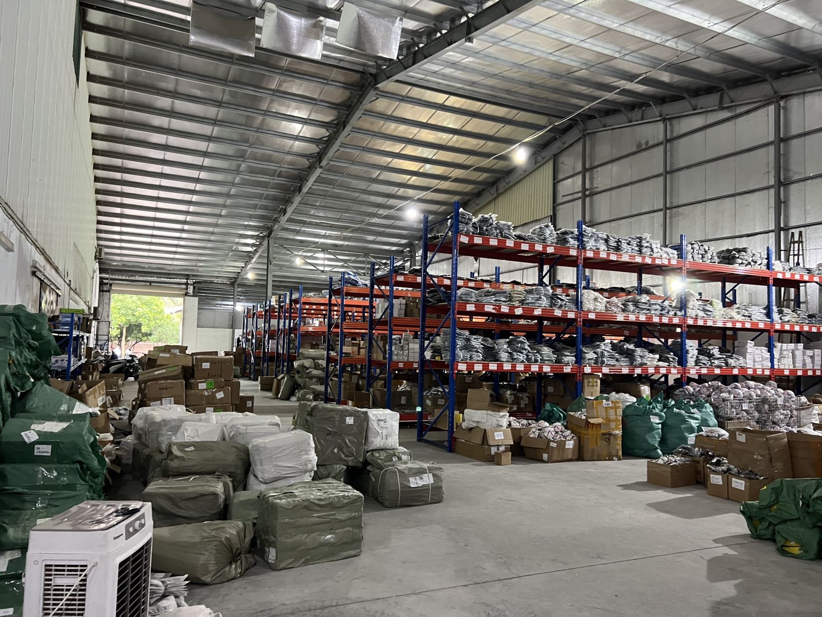 Phát hiện kho hàng chứa 2.000 máy tính bảng, điện thoại di động có dấu hiệu vi phạm tại Hà Nội - Ảnh 1