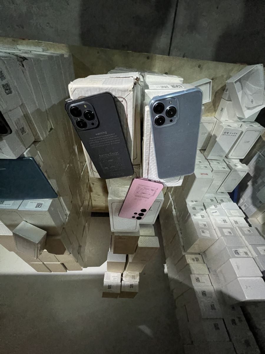 Phát hiện kho hàng chứa 2.000 máy tính bảng, điện thoại di động có dấu hiệu vi phạm tại Hà Nội - Ảnh 4