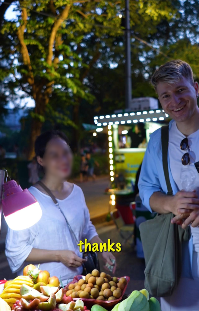 Khách Tây bị "chém đẹp" 200 nghìn/kg roi trên phố Hà Nội, đoạn kết càng thêm bức xúc - Ảnh 4