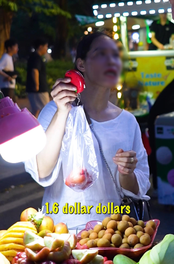 Khách Tây bị "chém đẹp" 200 nghìn/kg roi trên phố Hà Nội, đoạn kết càng thêm bức xúc - Ảnh 2