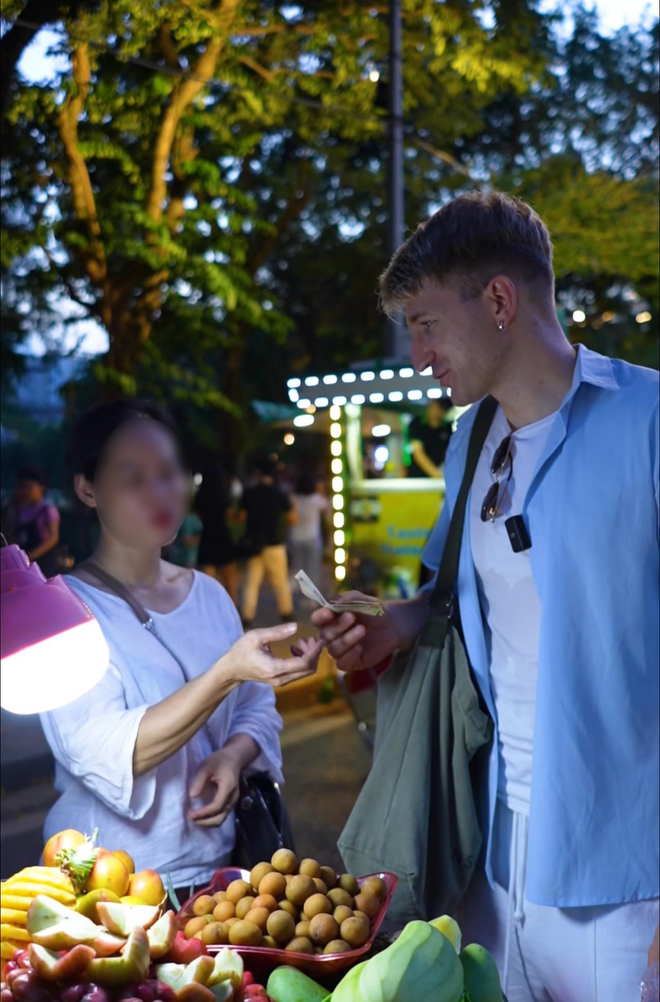 Khách Tây bị "chém đẹp" 200 nghìn/kg roi trên phố Hà Nội, đoạn kết càng thêm bức xúc - Ảnh 3