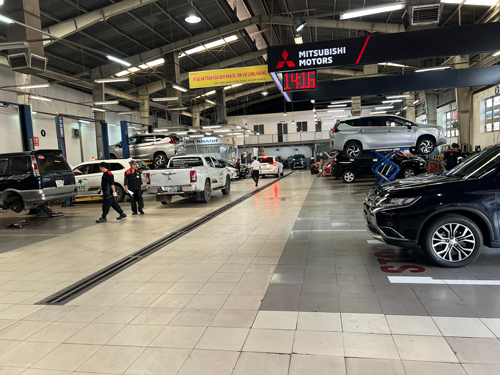 Hàng loạt hãng ô tô chần chừ làm xe điện - Ảnh 1