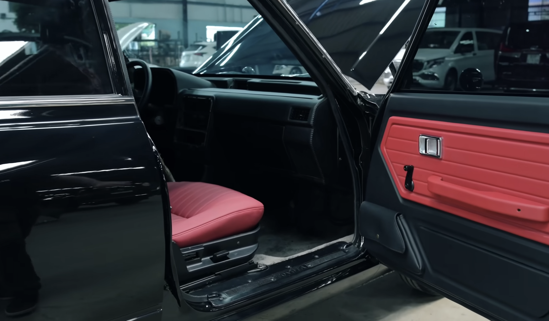 Dân chơi Việt độ lại Toyota Crown 49 năm tuổi như xe mới: Mất 120 ngày để hoàn thiện, có chi tiết giống Bentley - Ảnh 8