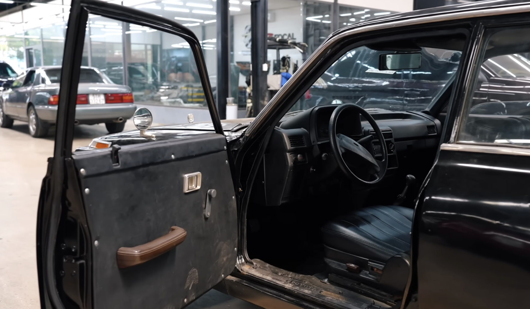 Dân chơi Việt độ lại Toyota Crown 49 năm tuổi như xe mới: Mất 120 ngày để hoàn thiện, có chi tiết giống Bentley - Ảnh 7