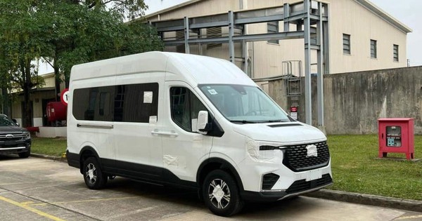 Ford Transit 2024 chốt lịch ra mắt đầu tháng sau: 2 phiên bản, có cả số tự động, giá đồn đoán chưa đến 1 tỷ đồng