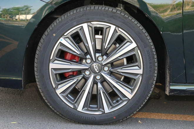 Hãng xe Trung Quốc đã đến Việt Nam tung mẫu đối thủ với Toyota Camry: Giá rẻ hơn hẳn, dùng option của xe sang, màn hình kép 24,6inch - Ảnh 4
