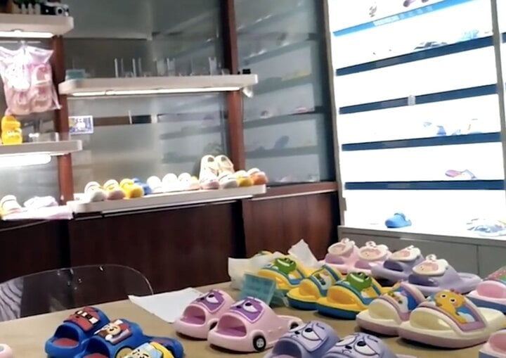 Phát hiện hàng loạt dép nhựa độc gây dậy thì sớm, dư luận Trung Quốc rúng động - Ảnh 1