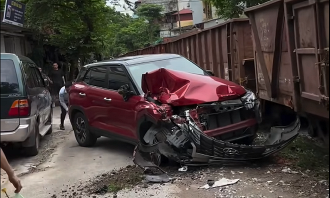 Hyundai Creta bị tàu hỏa đâm nát đầu khi đỗ cạnh đường ray, chuyên gia cho rằng chủ xe vẫn được bảo hiểm nếu đáp ứng một số điều kiện - Ảnh 2
