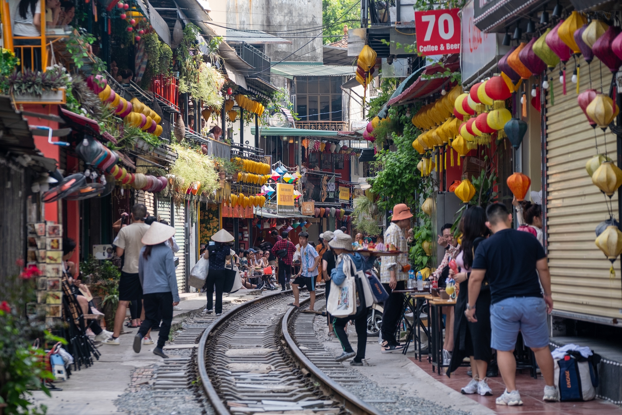 Sốc vì cảnh khách du lịch nườm nượp checkin ở "xóm cà phê đường tàu" Hà Nội, bất chấp các loại biển cảnh báo nguy hiểm - Ảnh 8