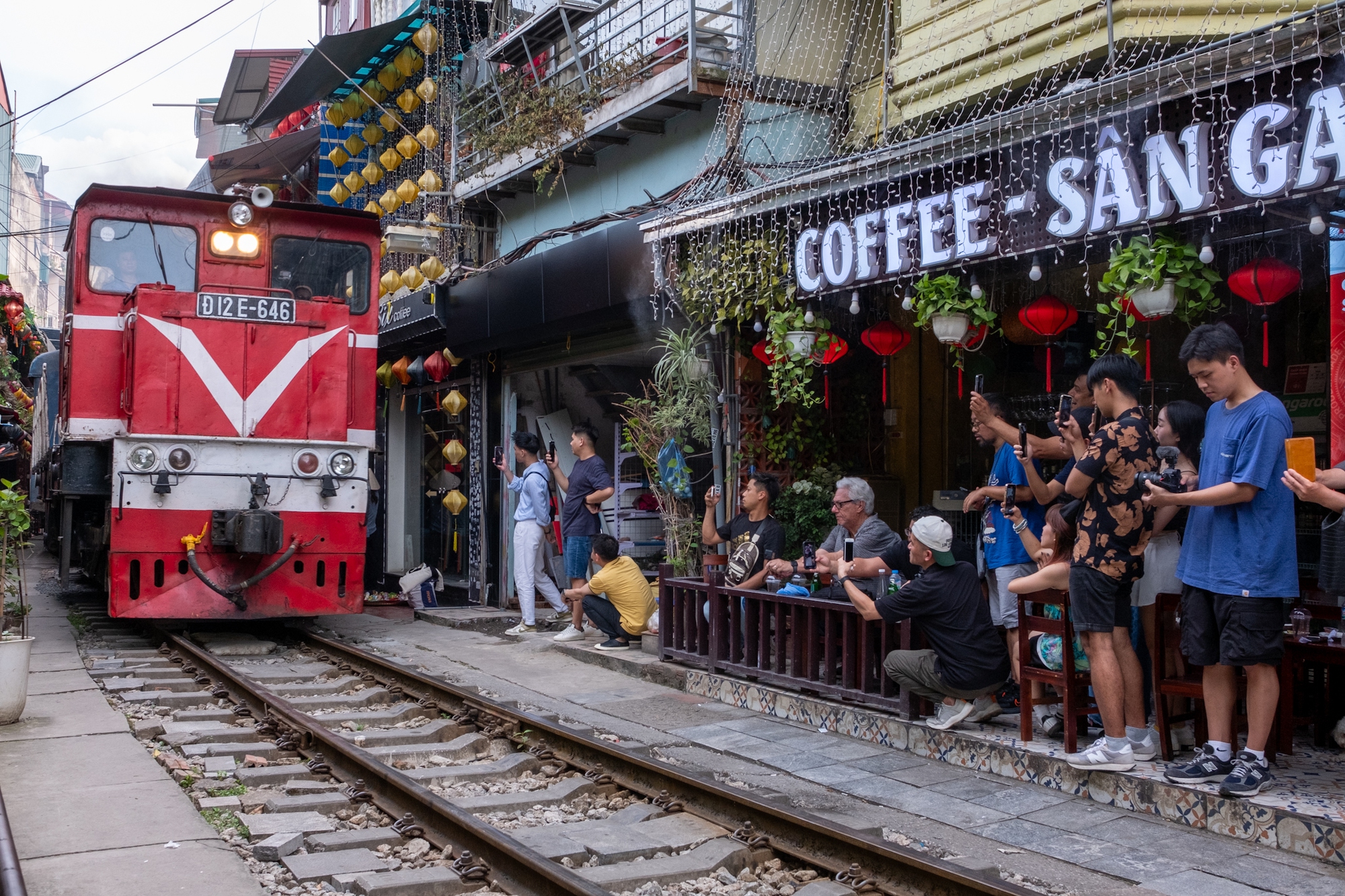Sốc vì cảnh khách du lịch nườm nượp checkin ở "xóm cà phê đường tàu" Hà Nội, bất chấp các loại biển cảnh báo nguy hiểm - Ảnh 11