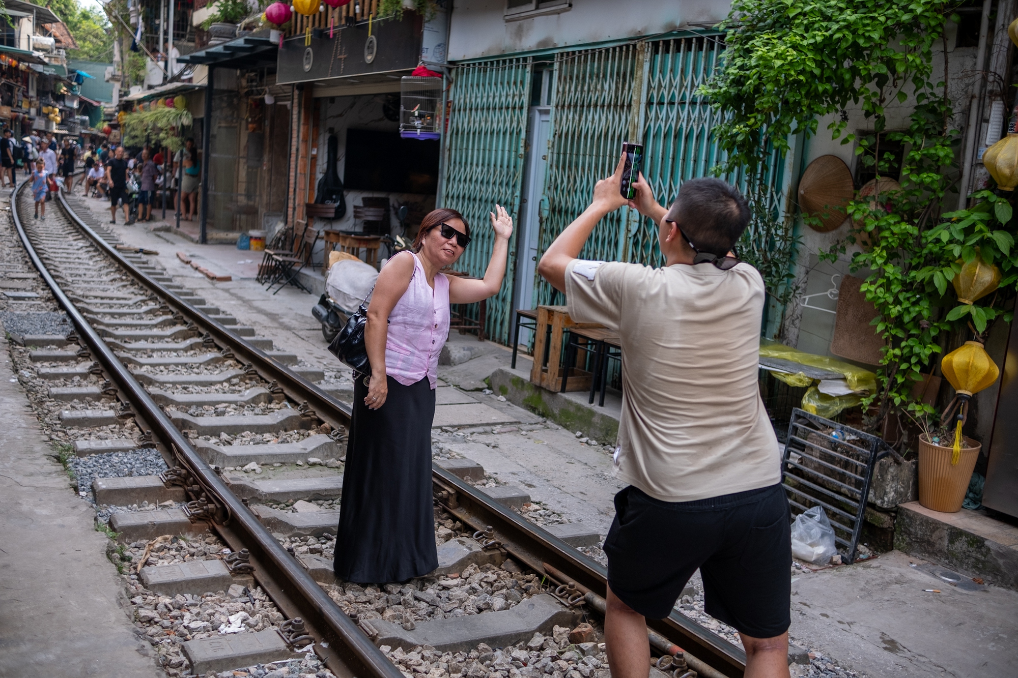 Sốc vì cảnh khách du lịch nườm nượp checkin ở "xóm cà phê đường tàu" Hà Nội, bất chấp các loại biển cảnh báo nguy hiểm - Ảnh 5