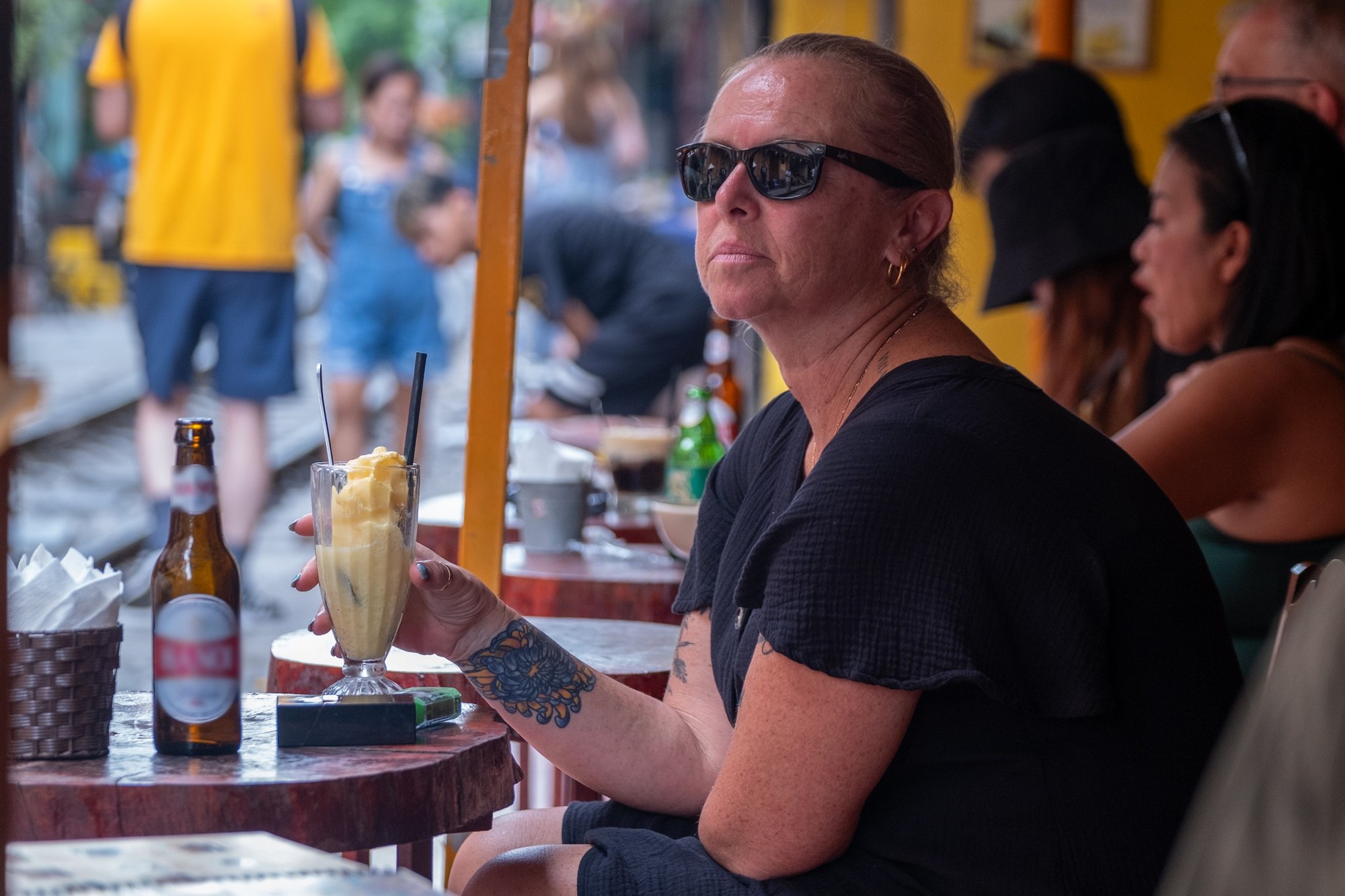 Sốc vì cảnh khách du lịch nườm nượp checkin ở "xóm cà phê đường tàu" Hà Nội, bất chấp các loại biển cảnh báo nguy hiểm - Ảnh 10