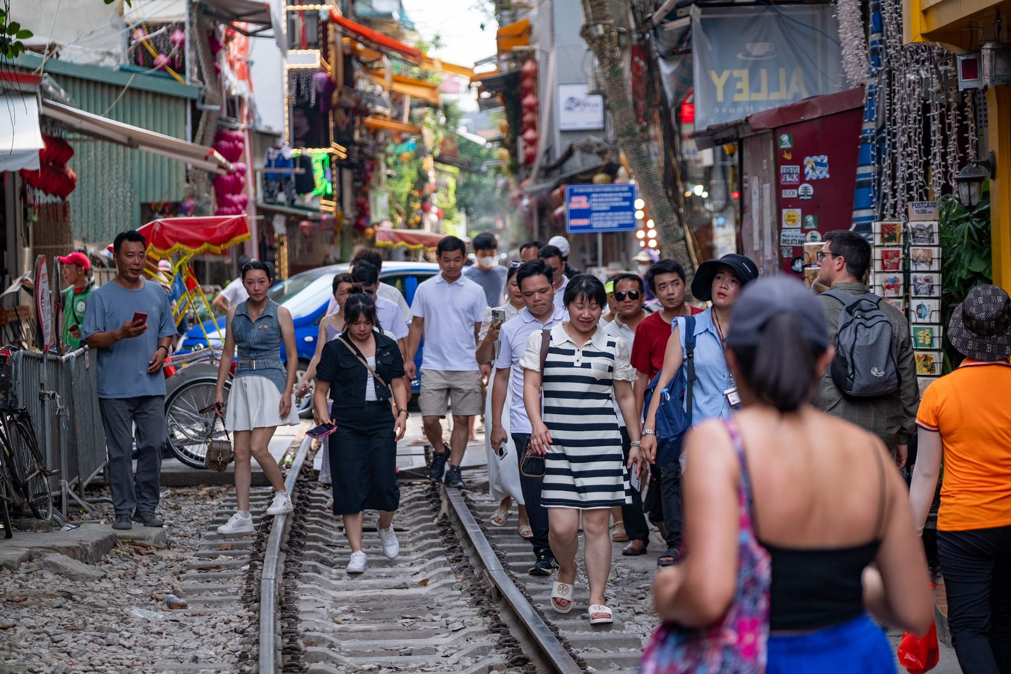 Sốc vì cảnh khách du lịch nườm nượp checkin ở "xóm cà phê đường tàu" Hà Nội, bất chấp các loại biển cảnh báo nguy hiểm - Ảnh 1