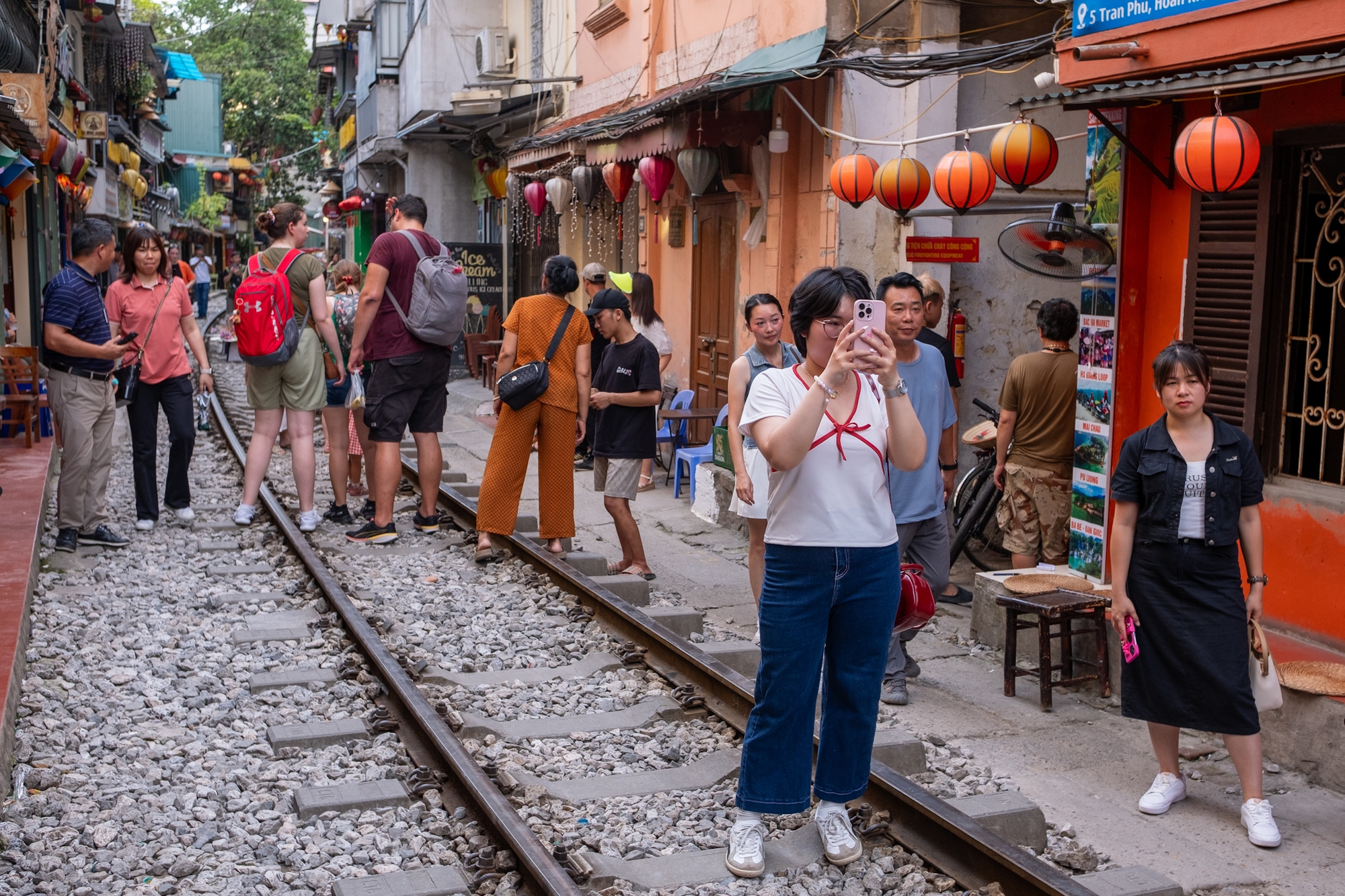 Sốc vì cảnh khách du lịch nườm nượp checkin ở "xóm cà phê đường tàu" Hà Nội, bất chấp các loại biển cảnh báo nguy hiểm - Ảnh 7