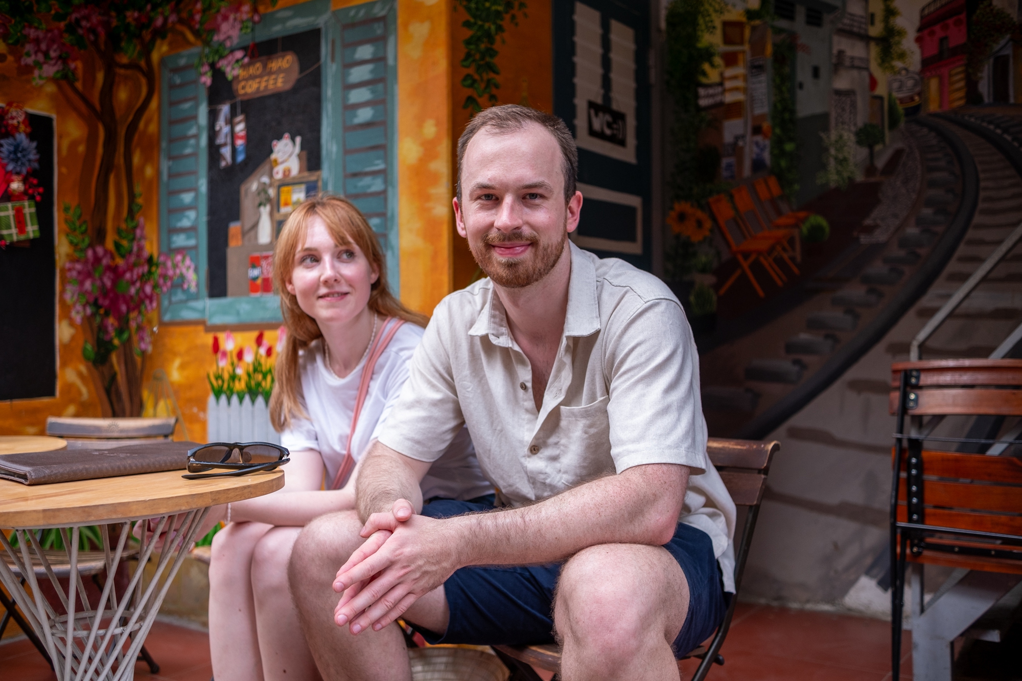 Sốc vì cảnh khách du lịch nườm nượp checkin ở "xóm cà phê đường tàu" Hà Nội, bất chấp các loại biển cảnh báo nguy hiểm - Ảnh 13