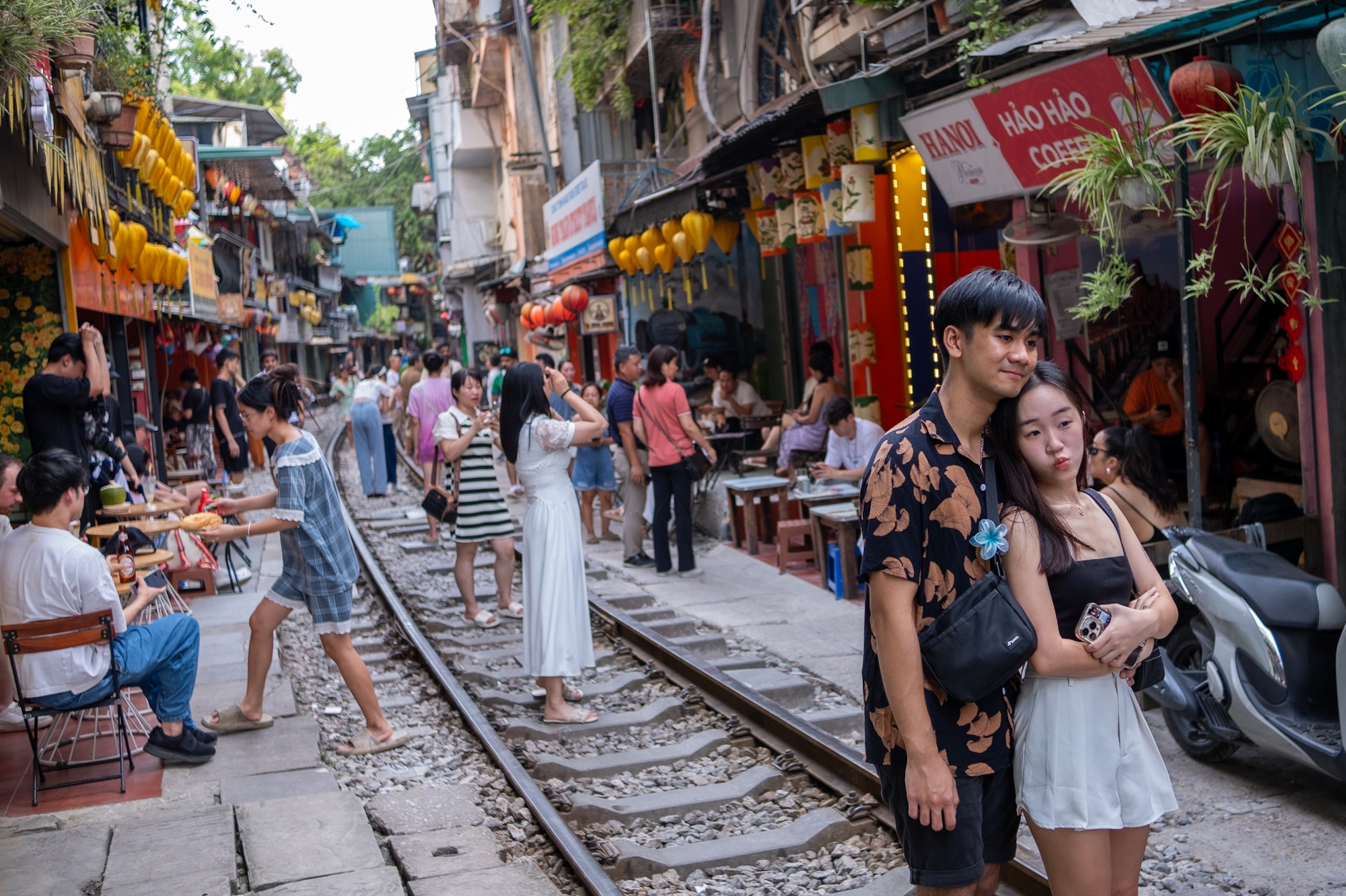 Sốc vì cảnh khách du lịch nườm nượp checkin ở "xóm cà phê đường tàu" Hà Nội, bất chấp các loại biển cảnh báo nguy hiểm - Ảnh 6