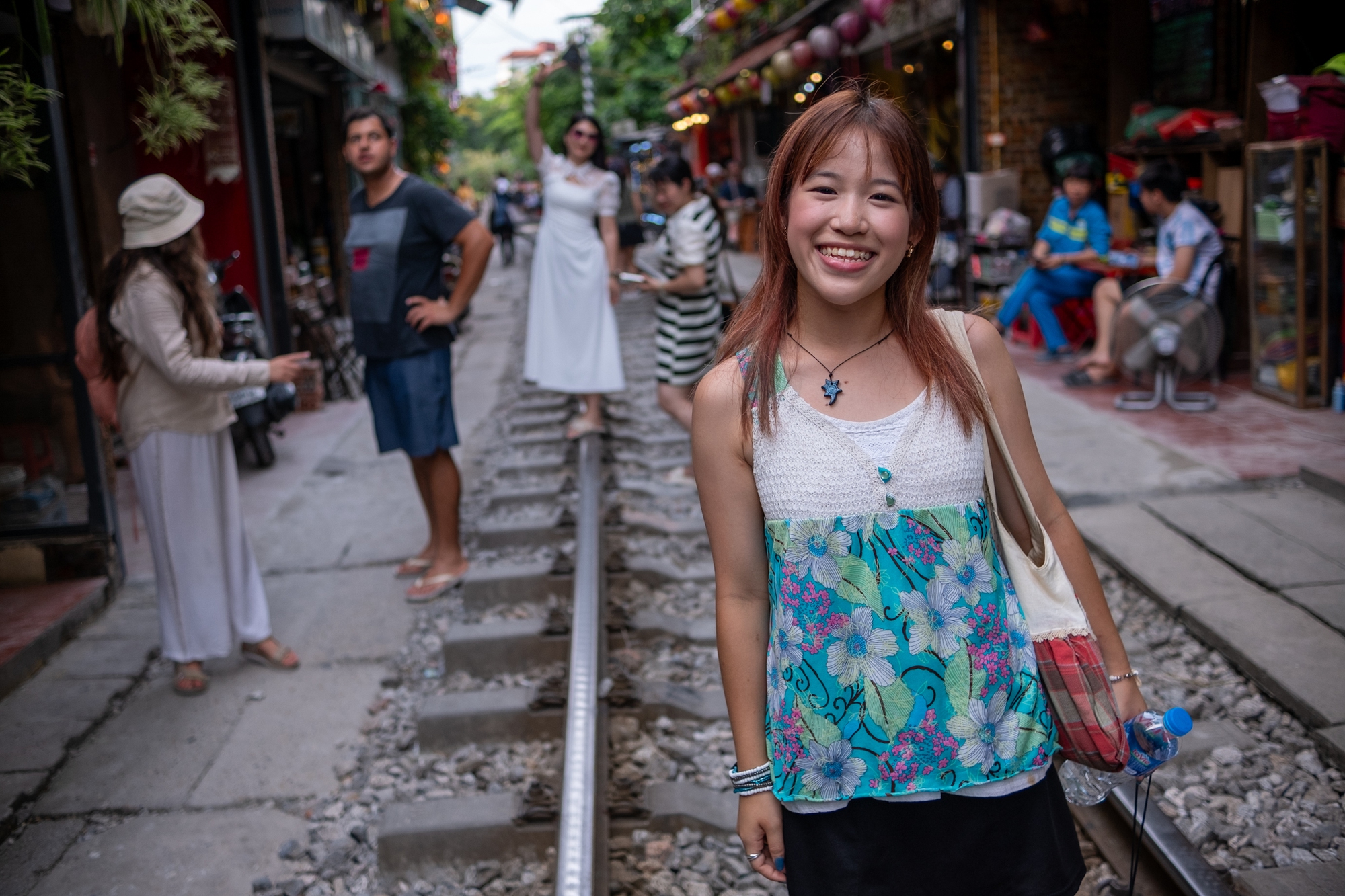 Sốc vì cảnh khách du lịch nườm nượp checkin ở "xóm cà phê đường tàu" Hà Nội, bất chấp các loại biển cảnh báo nguy hiểm - Ảnh 12