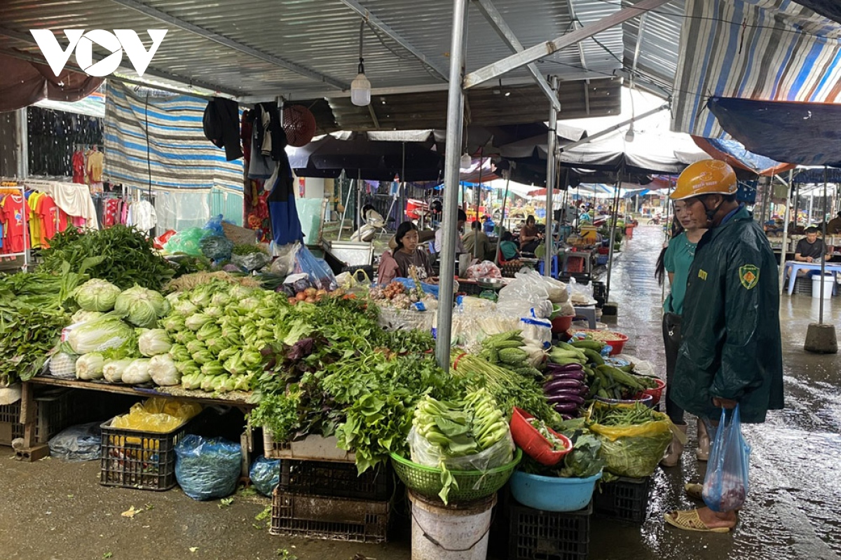 Chưa điều chỉnh tiền lương, hàng hóa đã rục rịch tăng giá - Ảnh 1