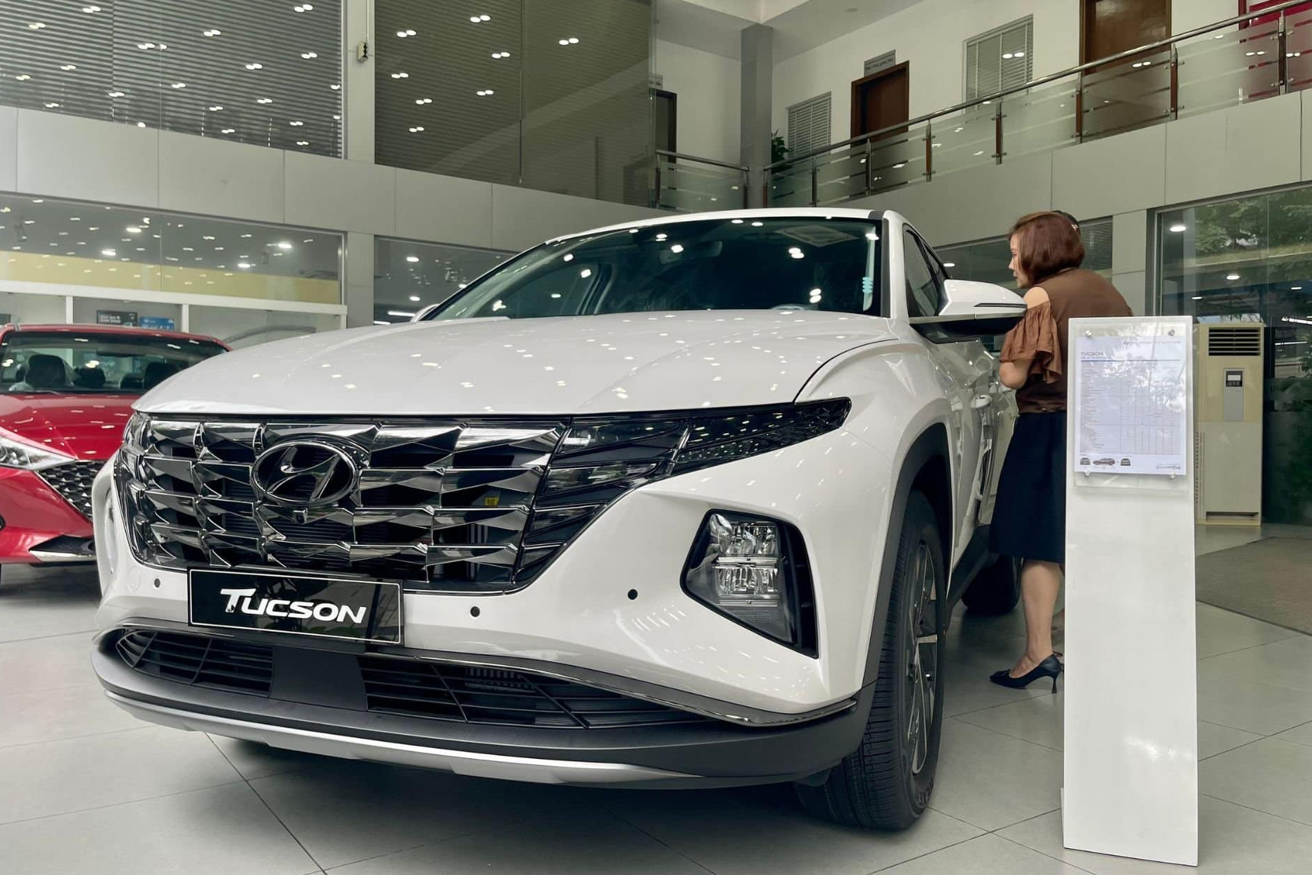 Tính ‘liều ăn nhiều’ mua xe sớm chờ giảm trước bạ, chủ xe sốt ruột than thở: ‘Xe cất kho không đi được, bắt taxi tốn quá nhiều tiền’ - Ảnh 1