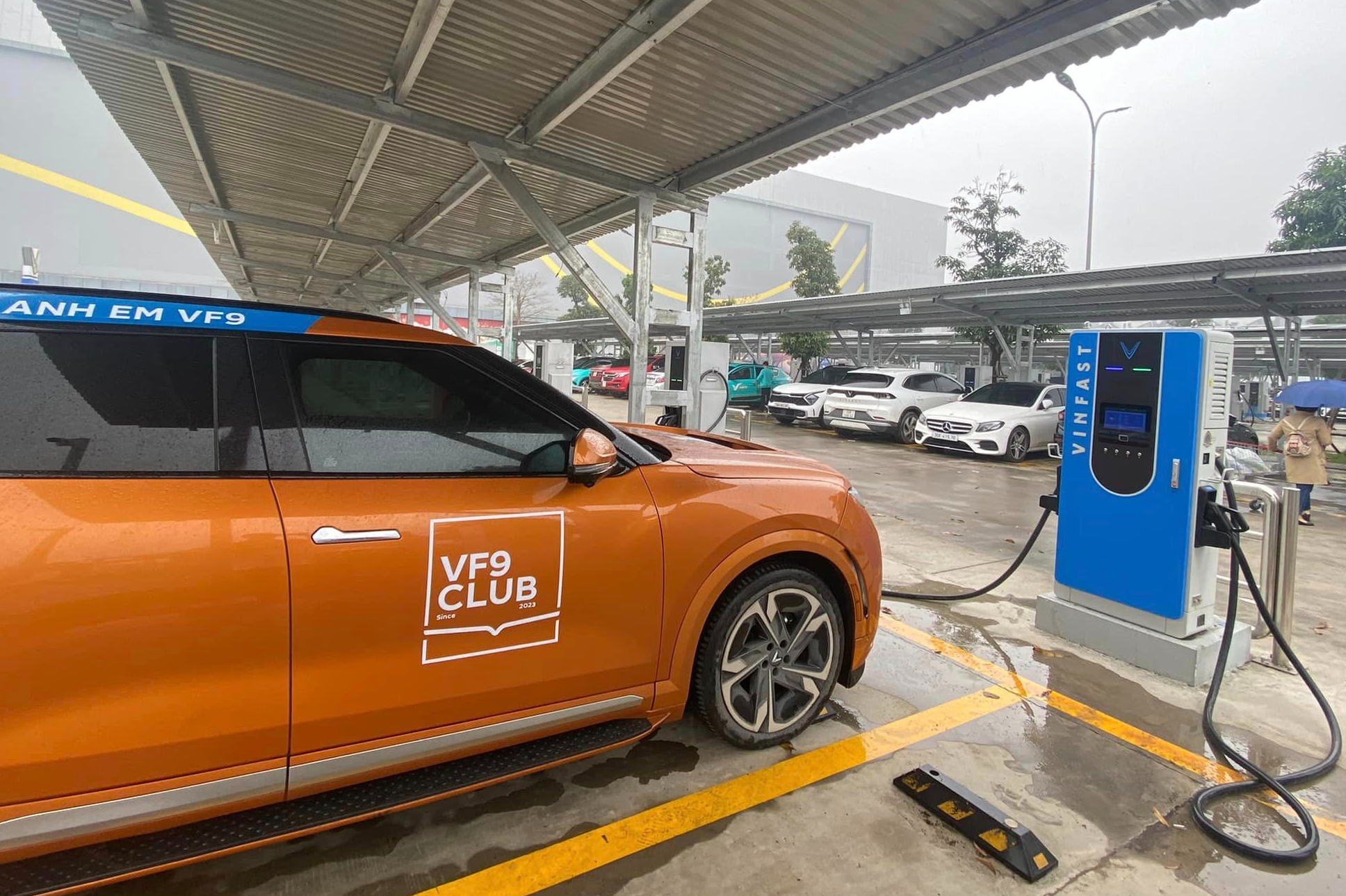 Chủ xe điện VinFast được gửi miễn phí, sạc miễn phí tại nhiều điểm, lắp trụ sạc tại nhà được tặng thêm hơn 31 triệu đồng - Ảnh 1