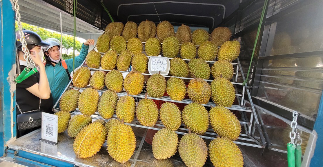 Bất ngờ với giá sầu riêng giảm sốc ở Hà Nội 70 ngàn/kg - Ảnh 1