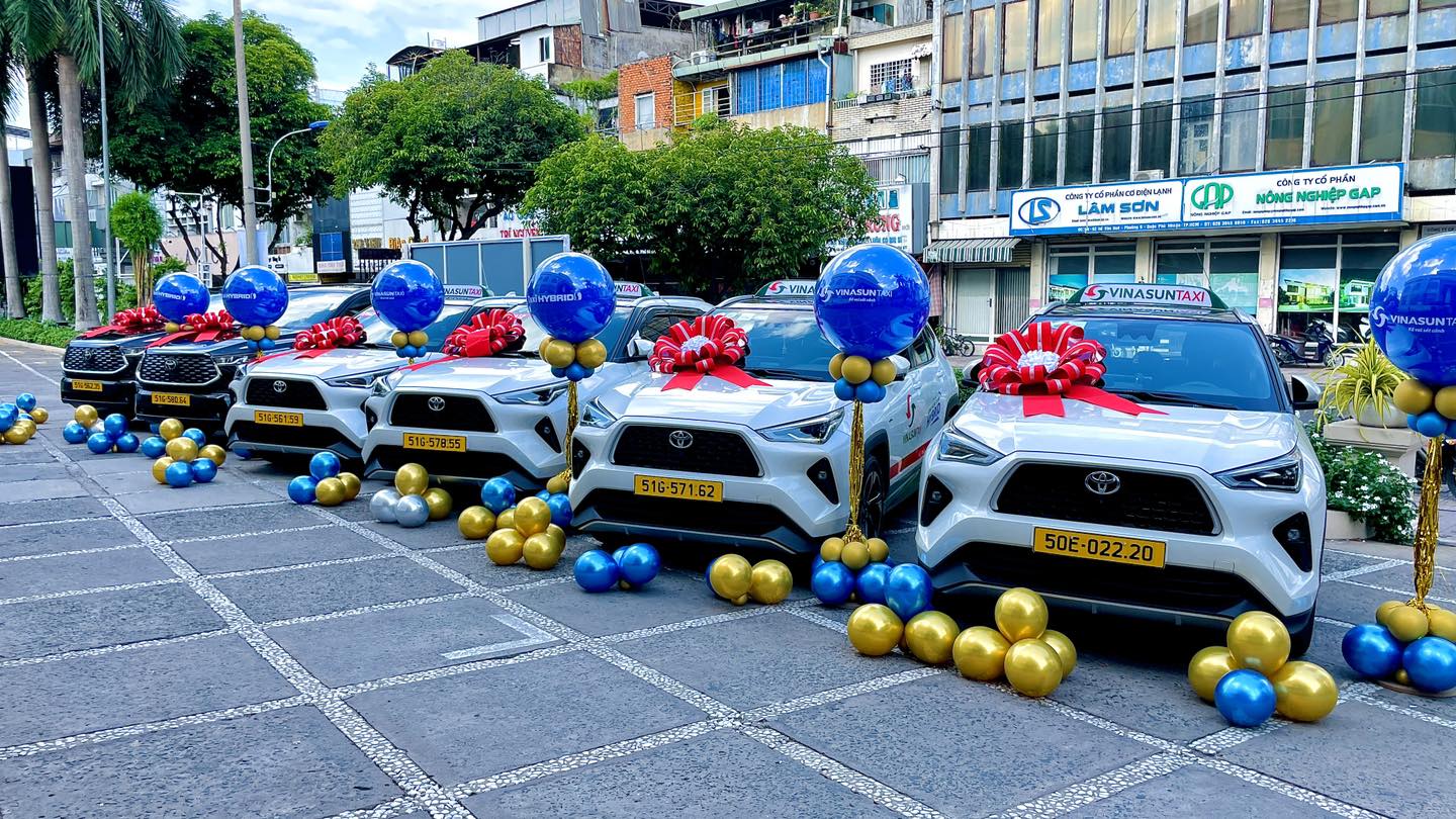 Vinasun chính thức ra mắt dịch vụ taxi hybrid đầu tiên tại Việt Nam: giá cước từ 11.000 đồng, cam kết mua 2.000 xe của Toyota - Ảnh 2