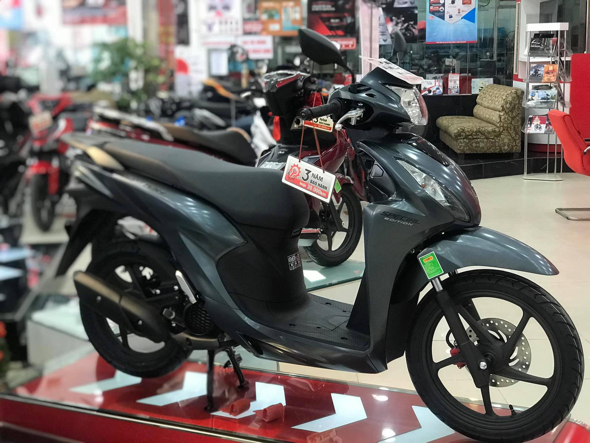 Giá xe máy đồng loạt dò đáy cuối tháng 6: Honda Vision, Air Blade, SH… dưới mức đề xuất gần 25 triệu đồng, có xe tặng kèm smartphone - Ảnh 1