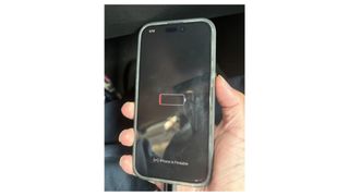 Tính năng mới cực tinh tế trên iPhone: Điện thoại sập nguồn nhưng vẫn hiển thị thứ vô cùng cần thiết - Ảnh 2