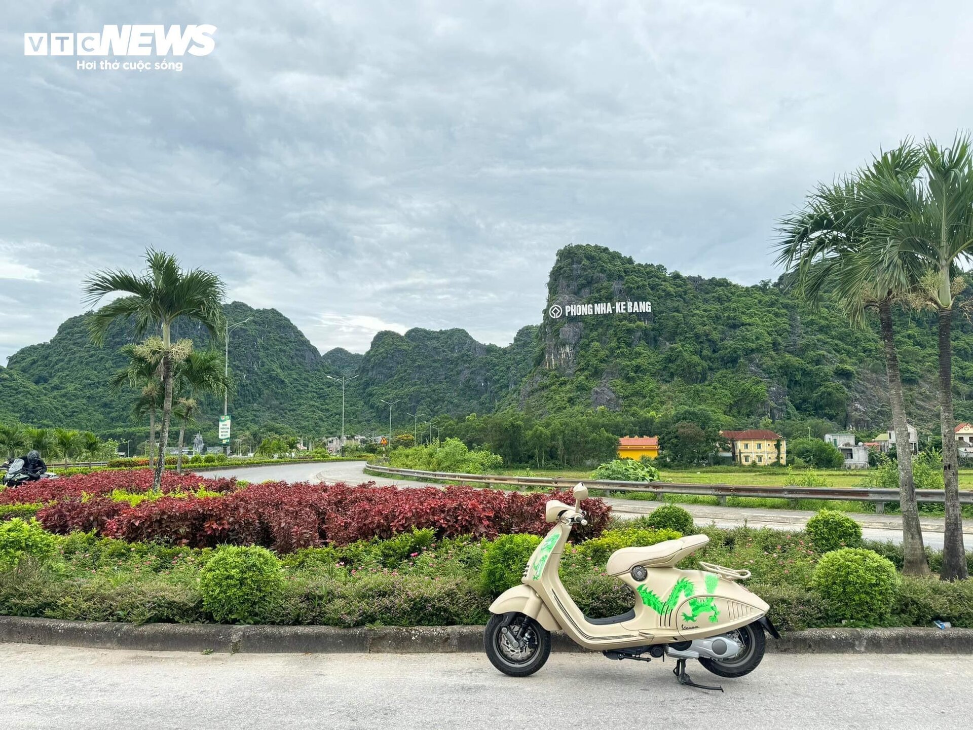 Chi hơn nửa tỷ đồng mua Vespa 946 Rồng bản giới hạn rồi mang đi ‘phượt’ - Ảnh 5