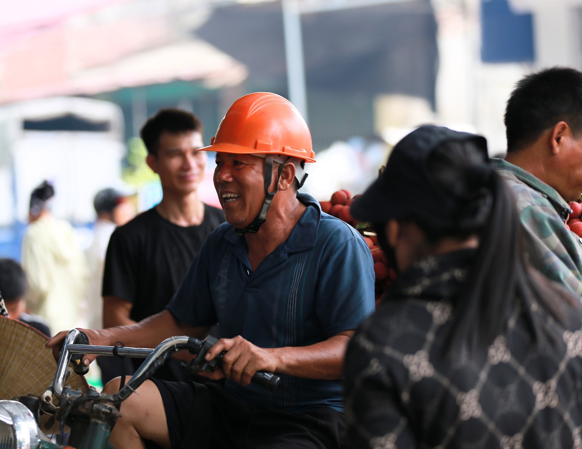 Bắc Giang: Người dân phấn khởi vì giá vải thiều cao chưa từng có, gần 100.000 đồng/kg - Ảnh 8