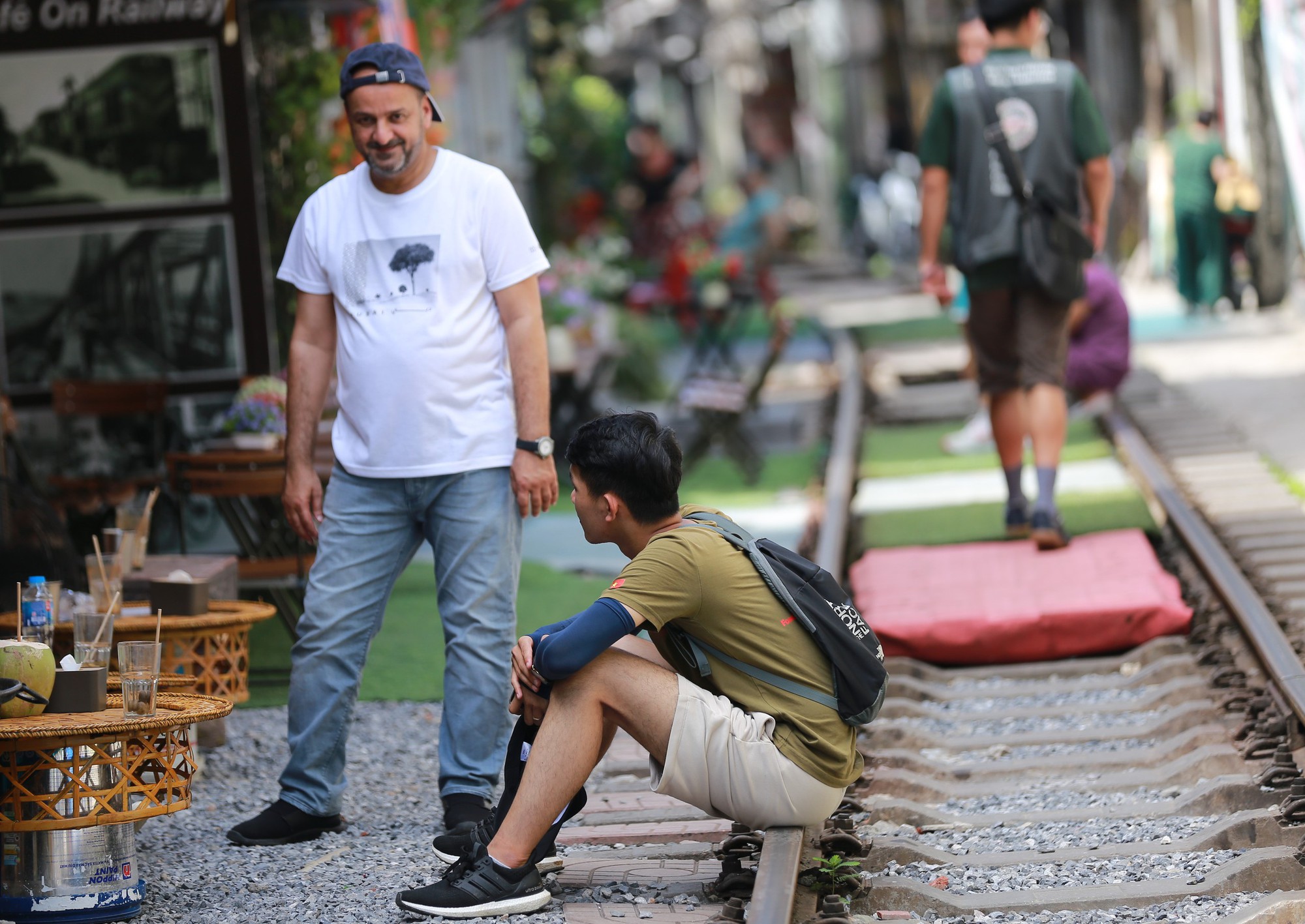 Sốc vì cảnh khách du lịch nườm nượp checkin ở "xóm cà phê đường tàu" Hà Nội, bất chấp các loại biển cảnh báo nguy hiểm - Ảnh 18