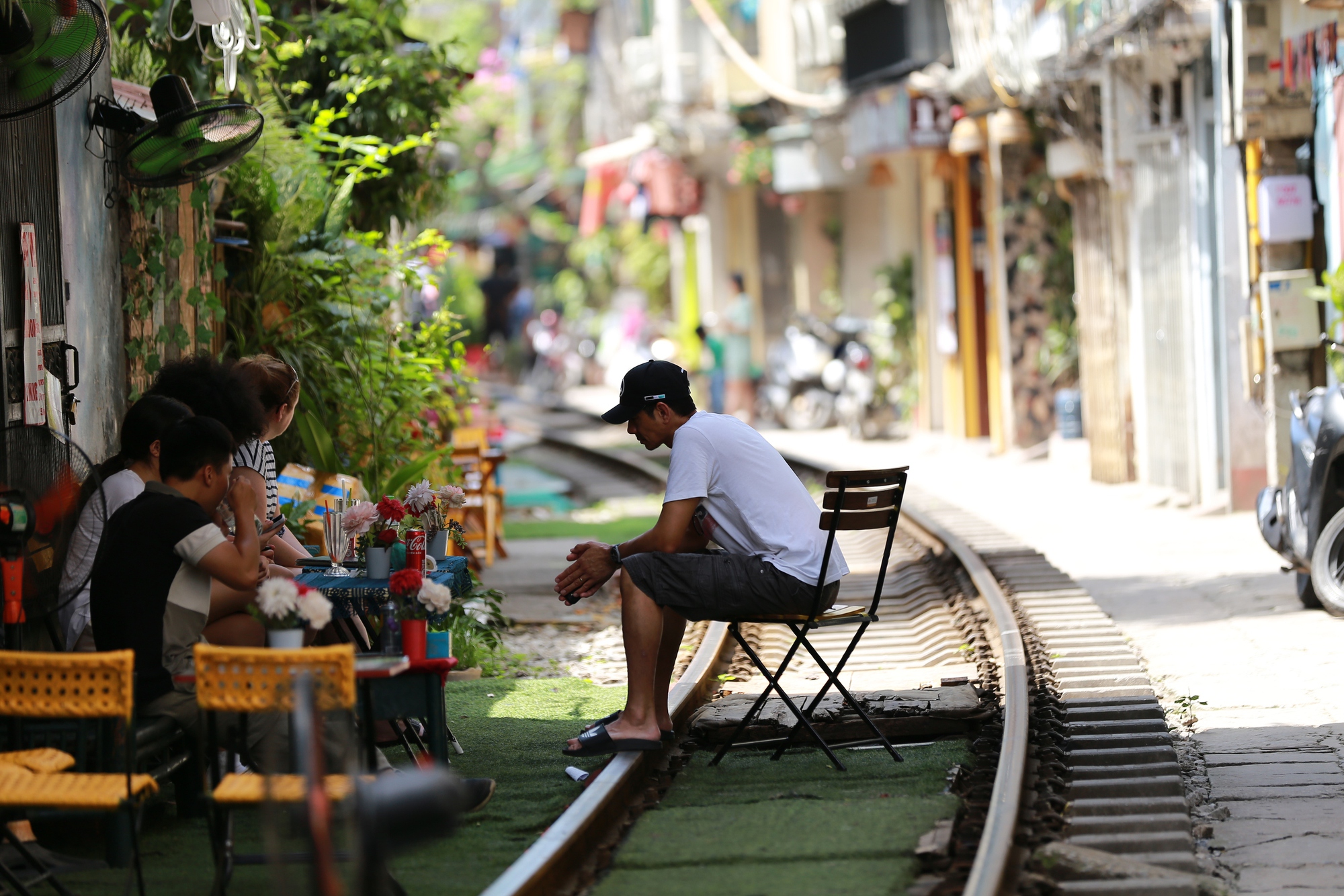 Sốc vì cảnh khách du lịch nườm nượp checkin ở "xóm cà phê đường tàu" Hà Nội, bất chấp các loại biển cảnh báo nguy hiểm - Ảnh 17
