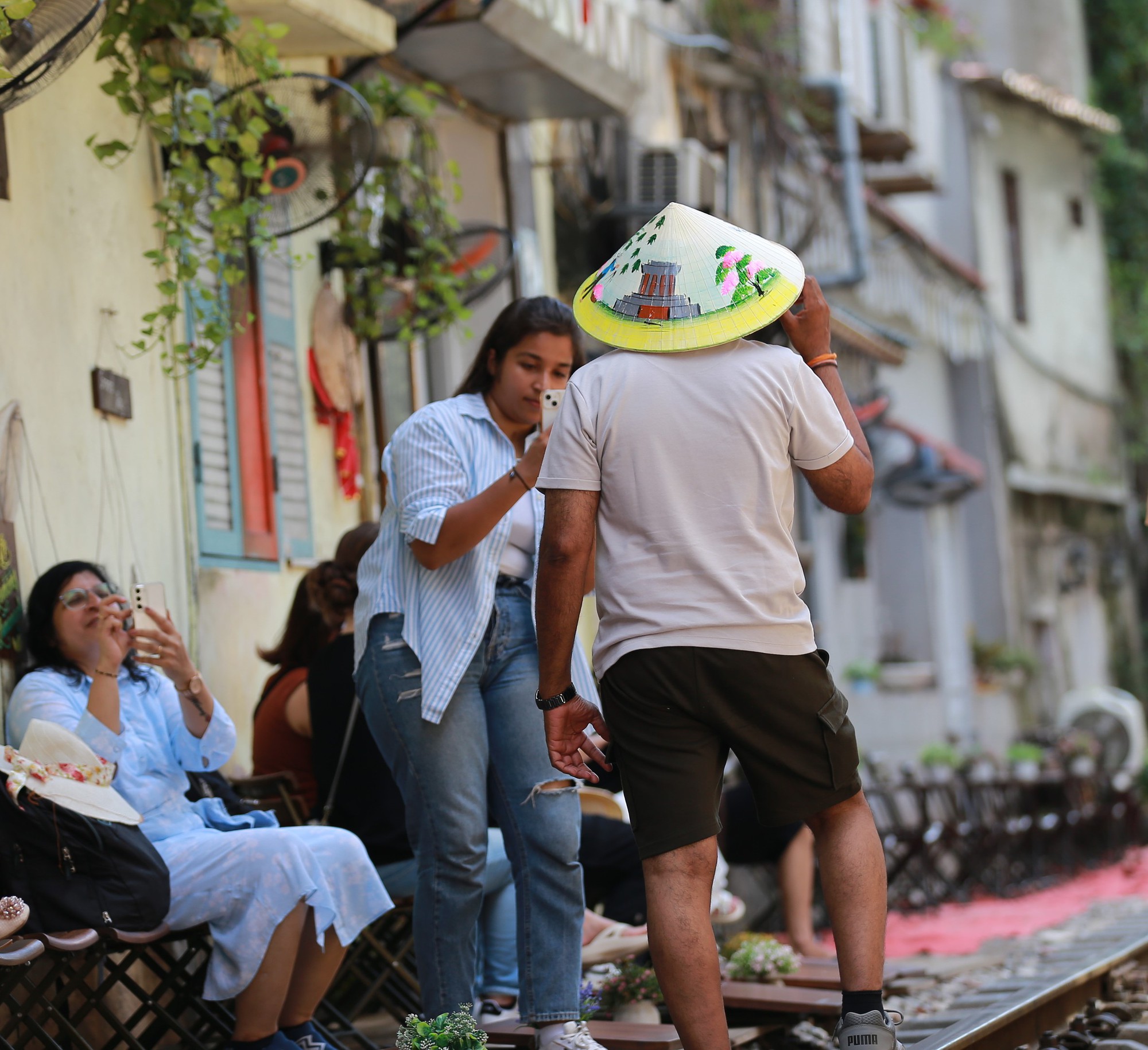 Sốc vì cảnh khách du lịch nườm nượp checkin ở "xóm cà phê đường tàu" Hà Nội, bất chấp các loại biển cảnh báo nguy hiểm - Ảnh 19