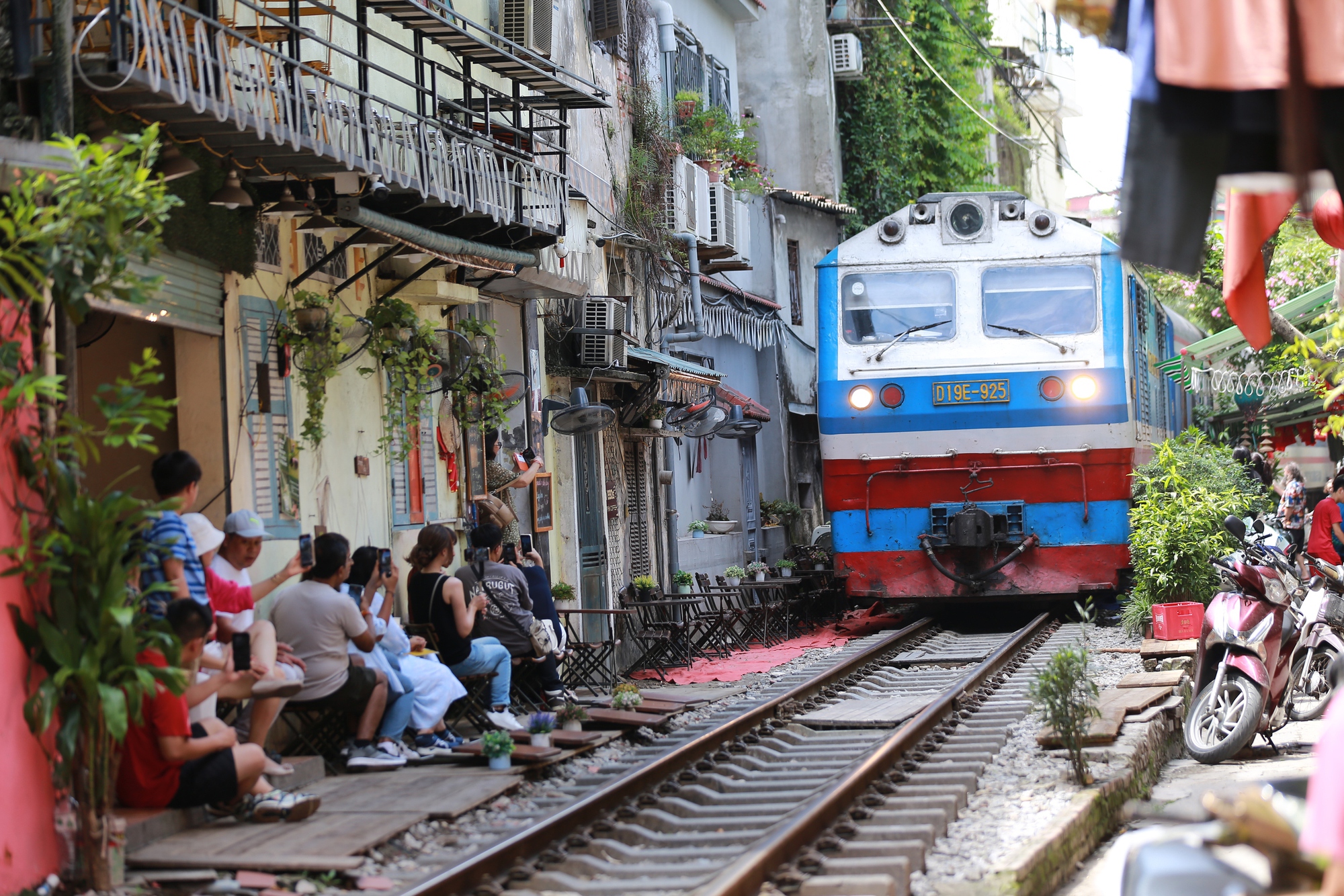 Sốc vì cảnh khách du lịch nườm nượp checkin ở "xóm cà phê đường tàu" Hà Nội, bất chấp các loại biển cảnh báo nguy hiểm - Ảnh 20