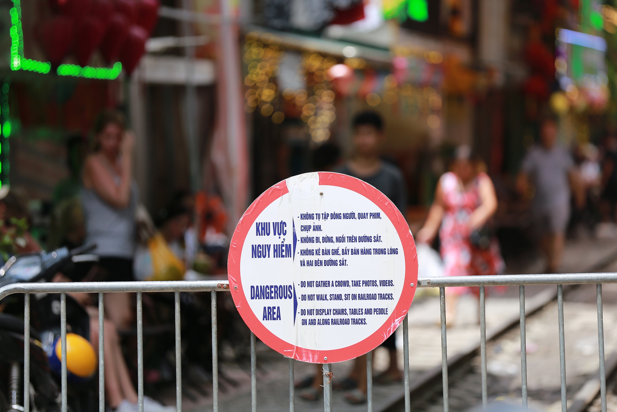 Sốc vì cảnh khách du lịch nườm nượp checkin ở "xóm cà phê đường tàu" Hà Nội, bất chấp các loại biển cảnh báo nguy hiểm - Ảnh 3