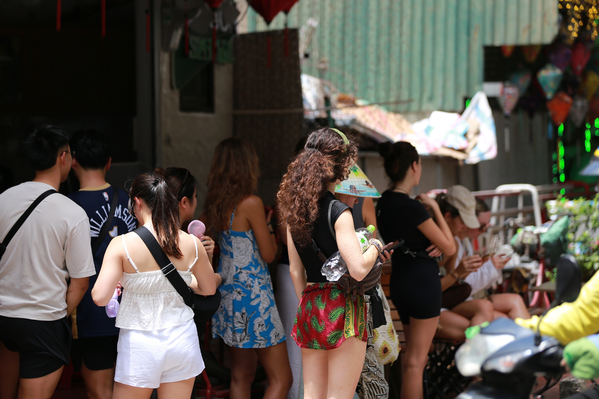 Sốc vì cảnh khách du lịch nườm nượp checkin ở "xóm cà phê đường tàu" Hà Nội, bất chấp các loại biển cảnh báo nguy hiểm - Ảnh 14