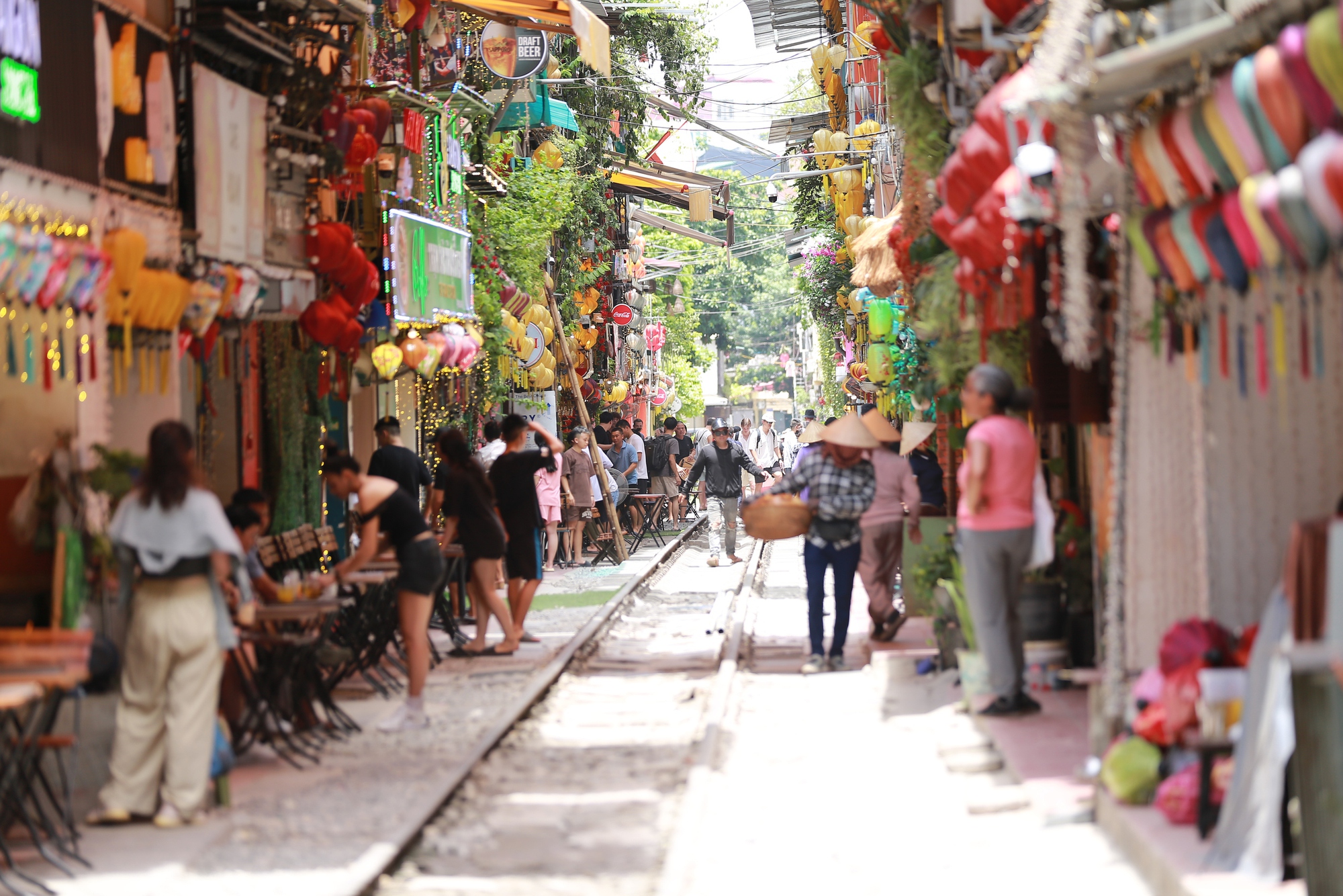 Sốc vì cảnh khách du lịch nườm nượp checkin ở "xóm cà phê đường tàu" Hà Nội, bất chấp các loại biển cảnh báo nguy hiểm - Ảnh 2