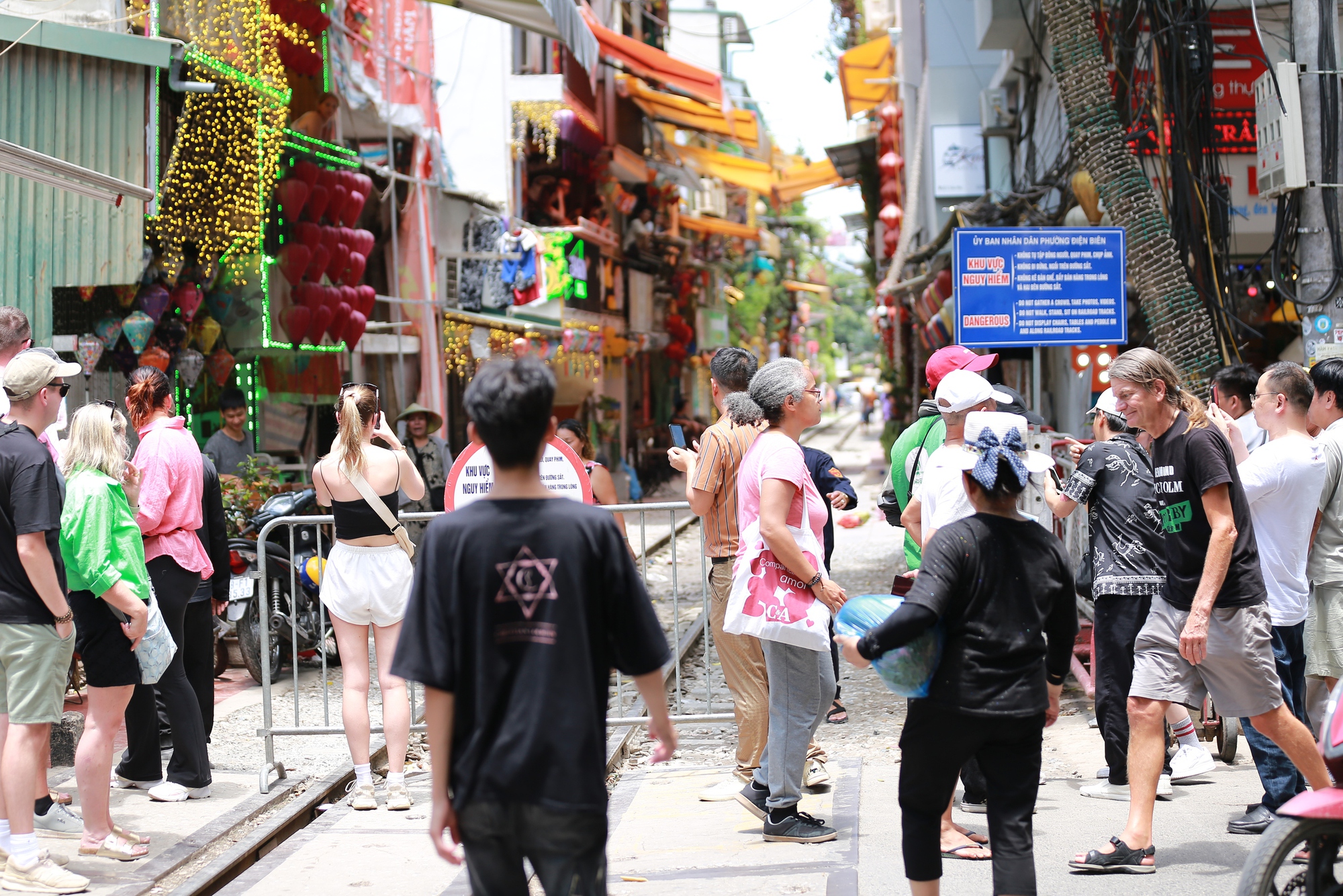 Sốc vì cảnh khách du lịch nườm nượp checkin ở "xóm cà phê đường tàu" Hà Nội, bất chấp các loại biển cảnh báo nguy hiểm - Ảnh 15